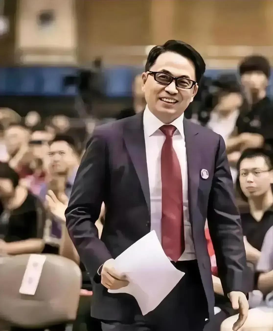 【张磊移民新加坡】
金融领域传奇人物张磊，京东刘强东在走投无路时找到张磊，开口借