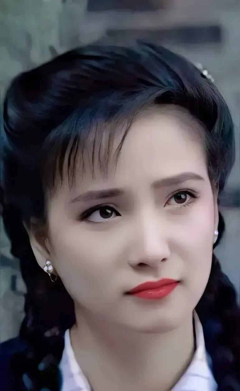 我闺蜜曾经在北京东单见过何晴，
她说了一句话至今记忆尤深，
她说何晴和我们荧屏上