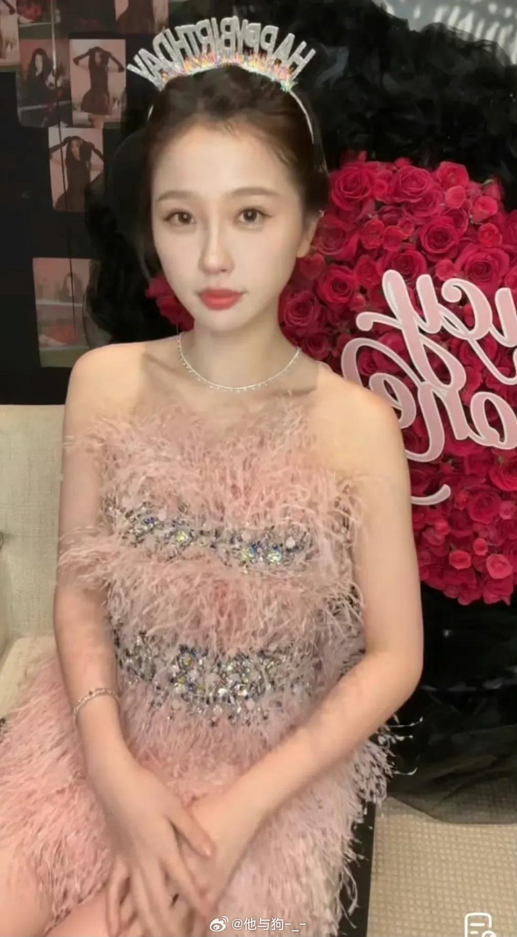 虞书欣的最新直播截图，美女穿了高定，这个状态是不是完美印证了“红气养人”？ 