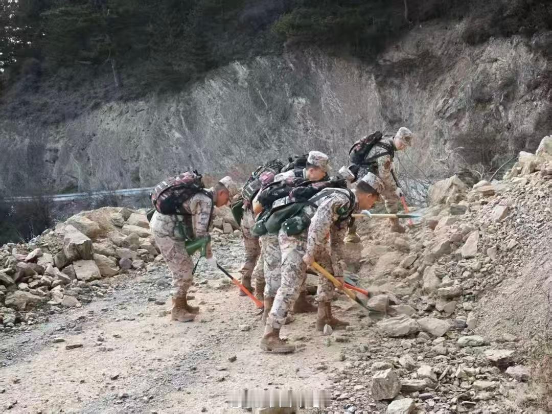 【武警官兵正在迭部地震灾区开展清障工作】1月26日14时56分，甘肃甘南州迭部县