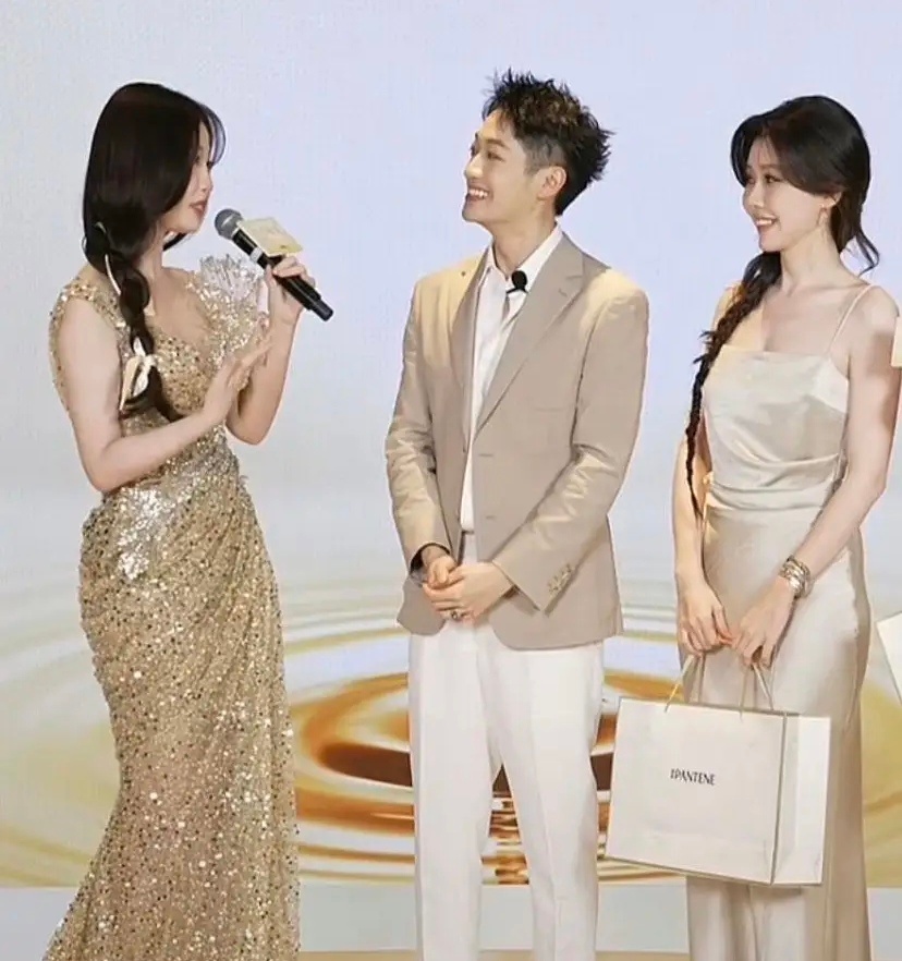 这就是女明星吗？虞书欣还不如主持人好看[黑线] ​​​