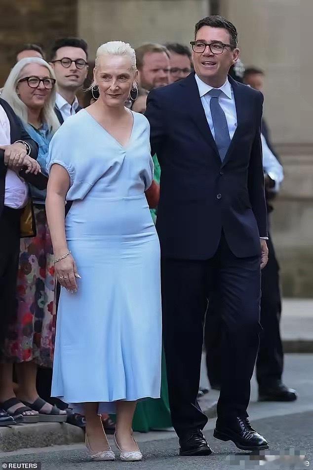 英国新首相伯纳姆的老婆，今年才56岁，但与伯纳姆站在一起有点像母子俩… 