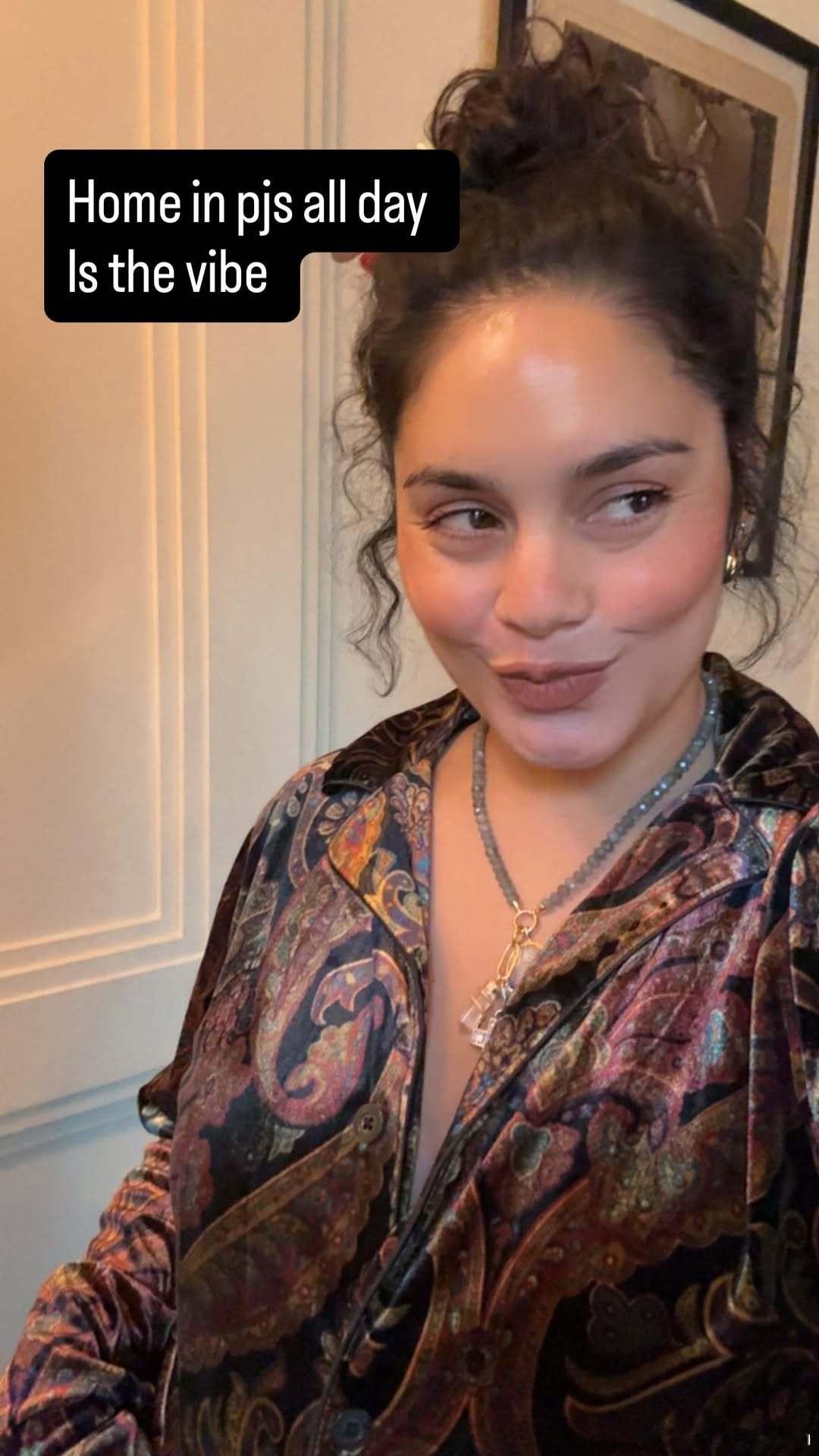 Vanessa Hudgens凡妮莎哈金斯分享新产后私照，透露已经回到家了，昨天