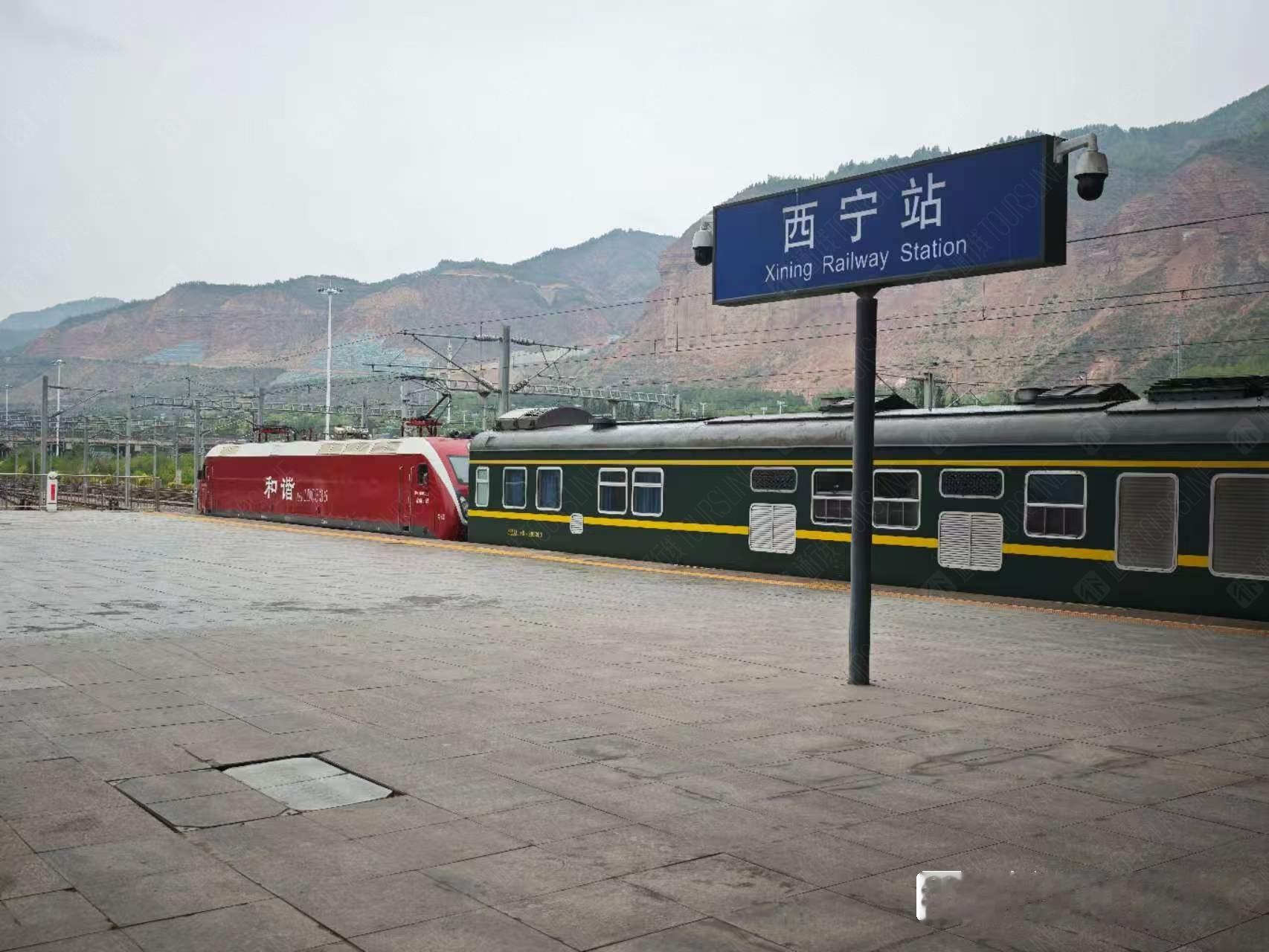 见证天路变迁 今天上午11:08，通通搭乘的专列从西宁站缓缓驶出，驶上青藏铁路，