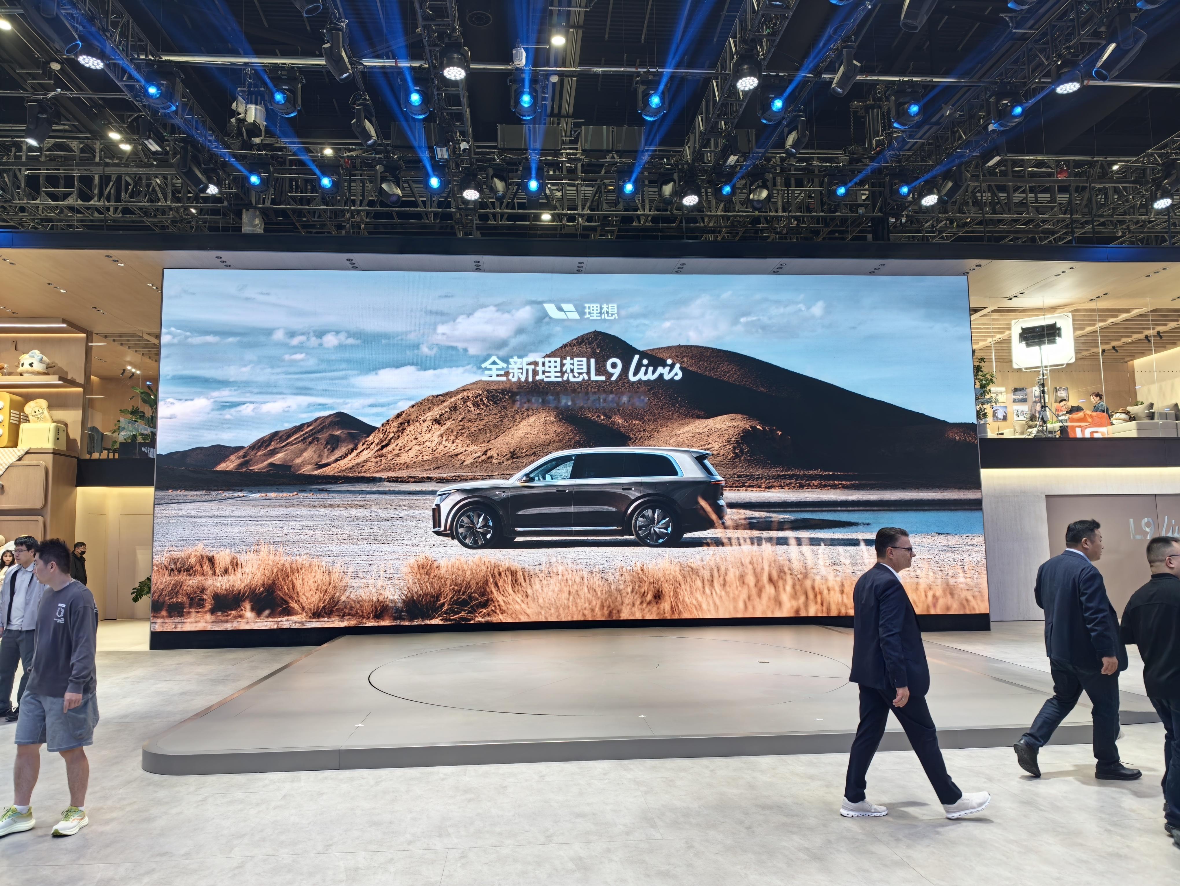 待会儿理想 Livis 就从这儿发布，好像是想哥亲自来发，待会我在台下 要不要喊