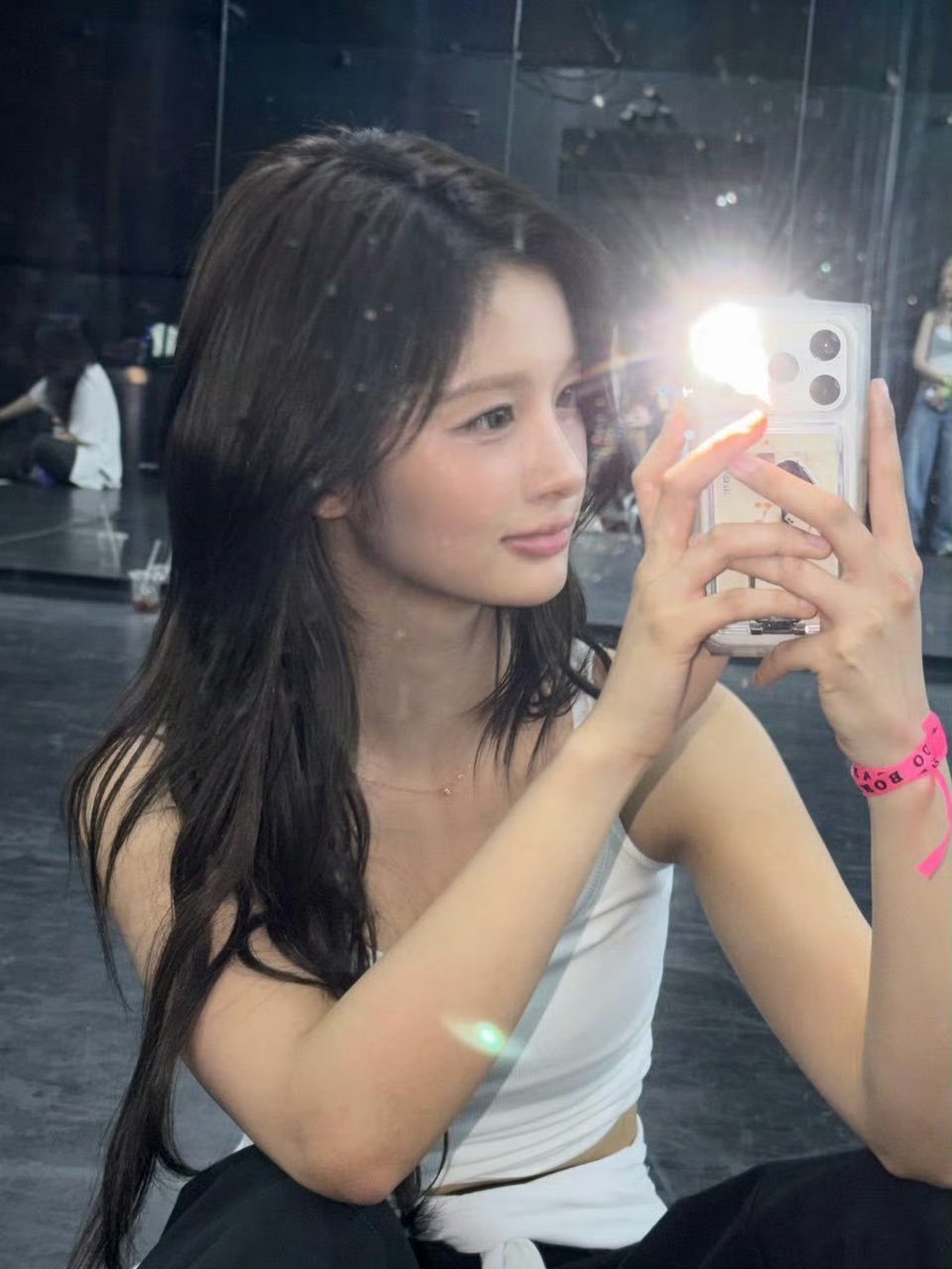 nmixx  sullyoon雪允对镜拍小能手！🤳 