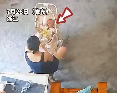 愤怒，浙江，一女邻居到家里串门，
家里有几个月大的婴儿，她便坐在旁边哄逗小孩，大