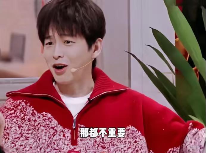 李庚希：“你谈过多少段恋爱？”

彭昱畅：“那都不重要，在你之前，所有人都是排练