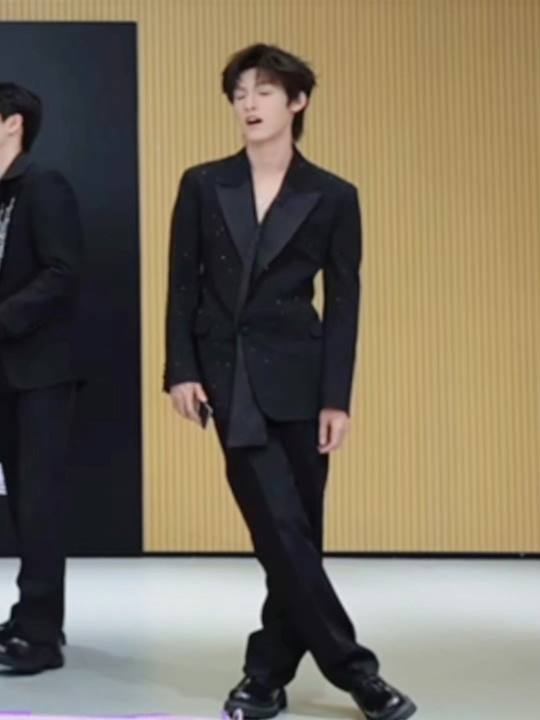 像偷穿大人衣服 