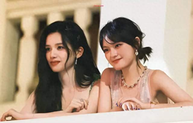 文淇张婧仪巴黎同框引热议，两大花旦同台：网友直呼“豪门姐妹”