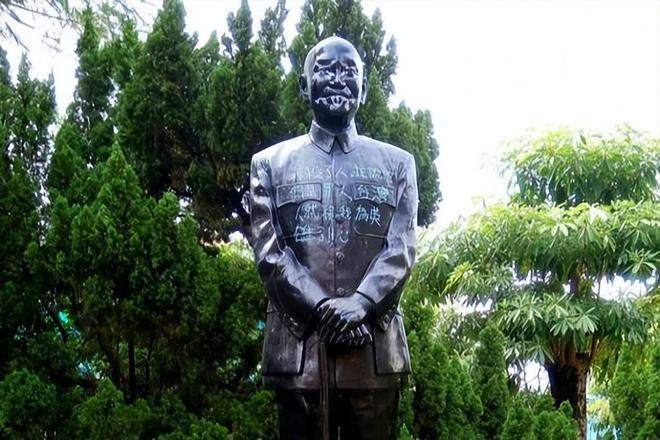 疯了吧！赖清德悍然动手强拆蒋介石铜像，甚至嚣张高喊“两岸互不隶属”的数典忘祖狂言