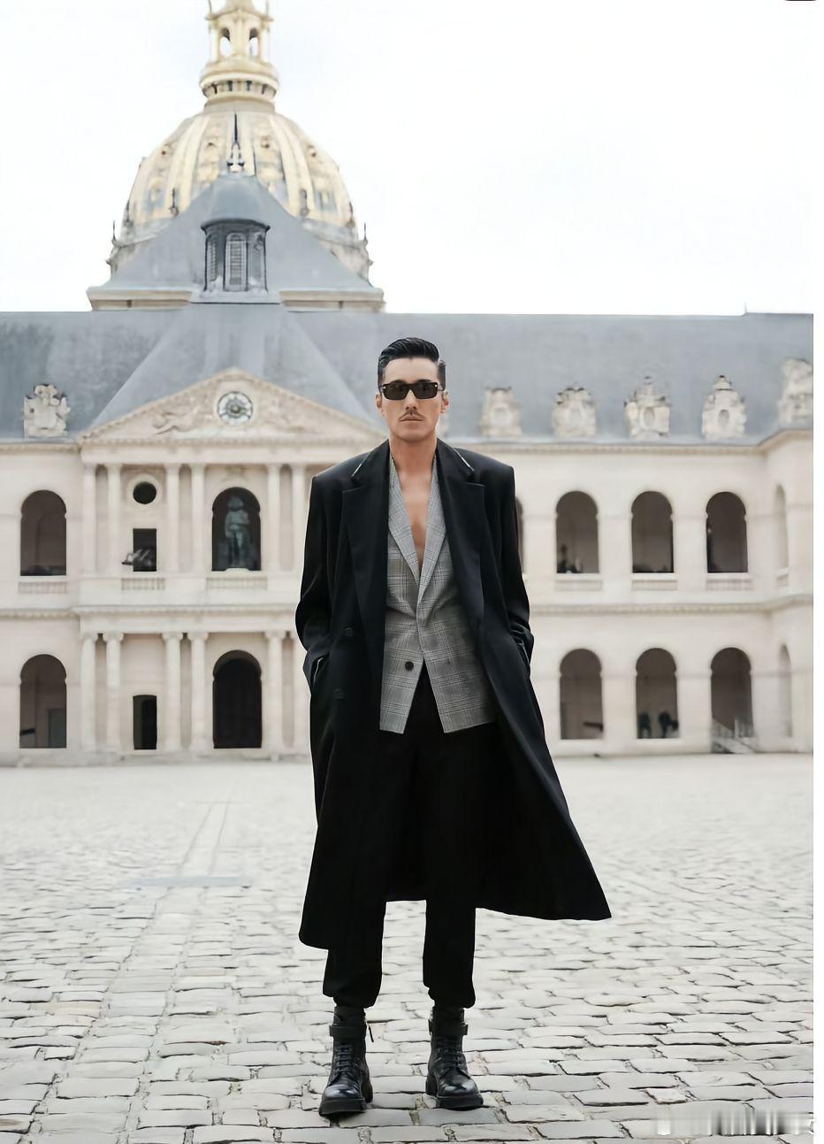 钟汉良让胡兵站C位钟汉良胡兵同台走秀上演烫脚C位争夺战，互相推拉谦让不停。两位前