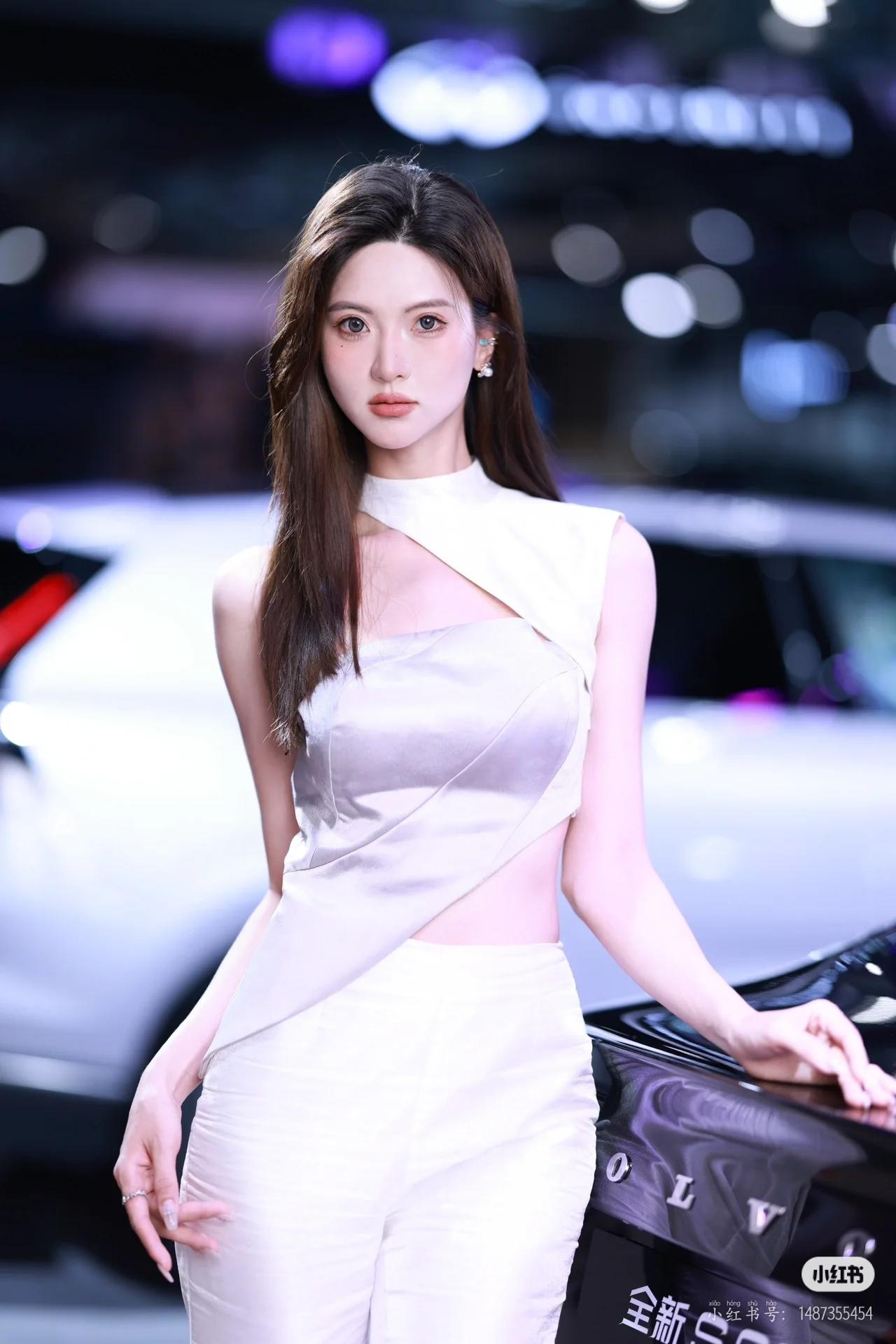 美女车模穿搭写真