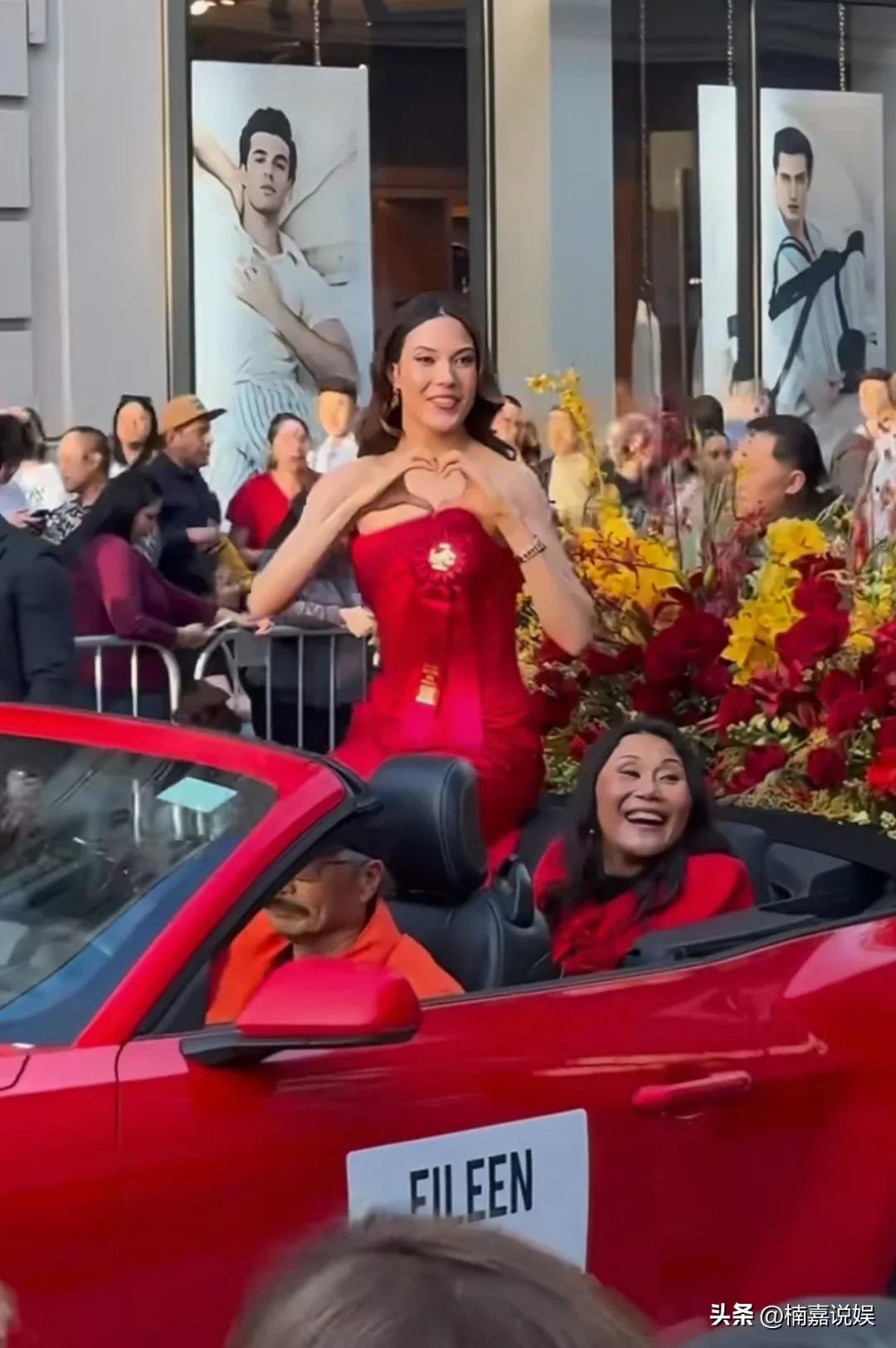 谷爱凌现身旧金山华人花车巡游，她走到哪儿，都是华人的骄傲！
长发披肩的她，穿着一