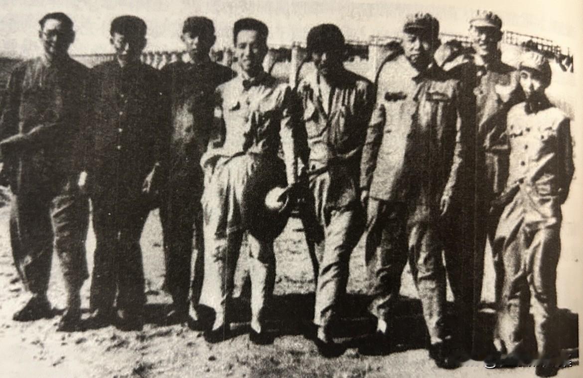 1952年，时任湖北军区司令员、荆江分洪工程副总指挥的王树声（右三）视察荆江分洪
