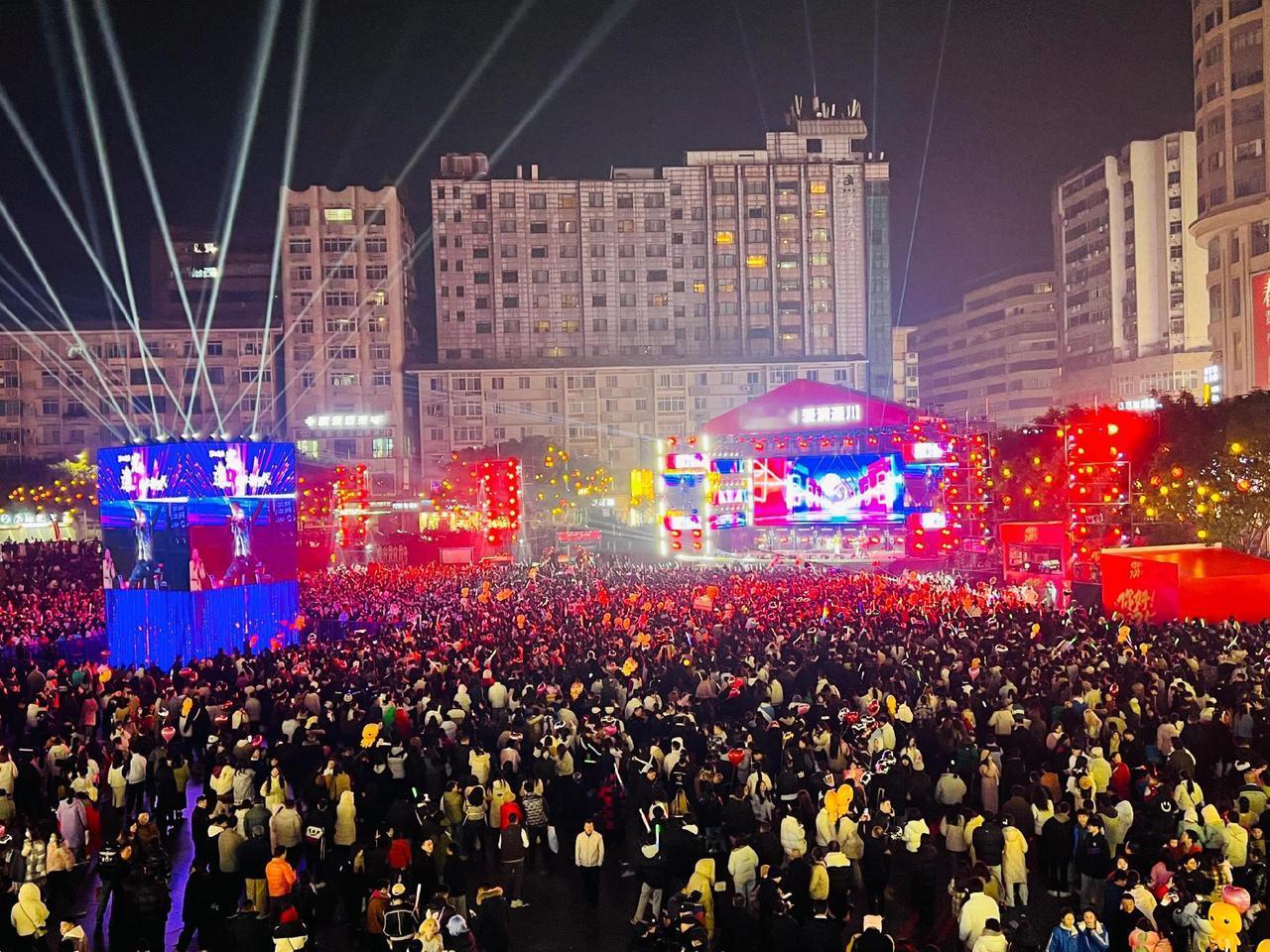 新年快乐！人山人海太热闹了 新年烟火 不一样的年味儿 达州新闻