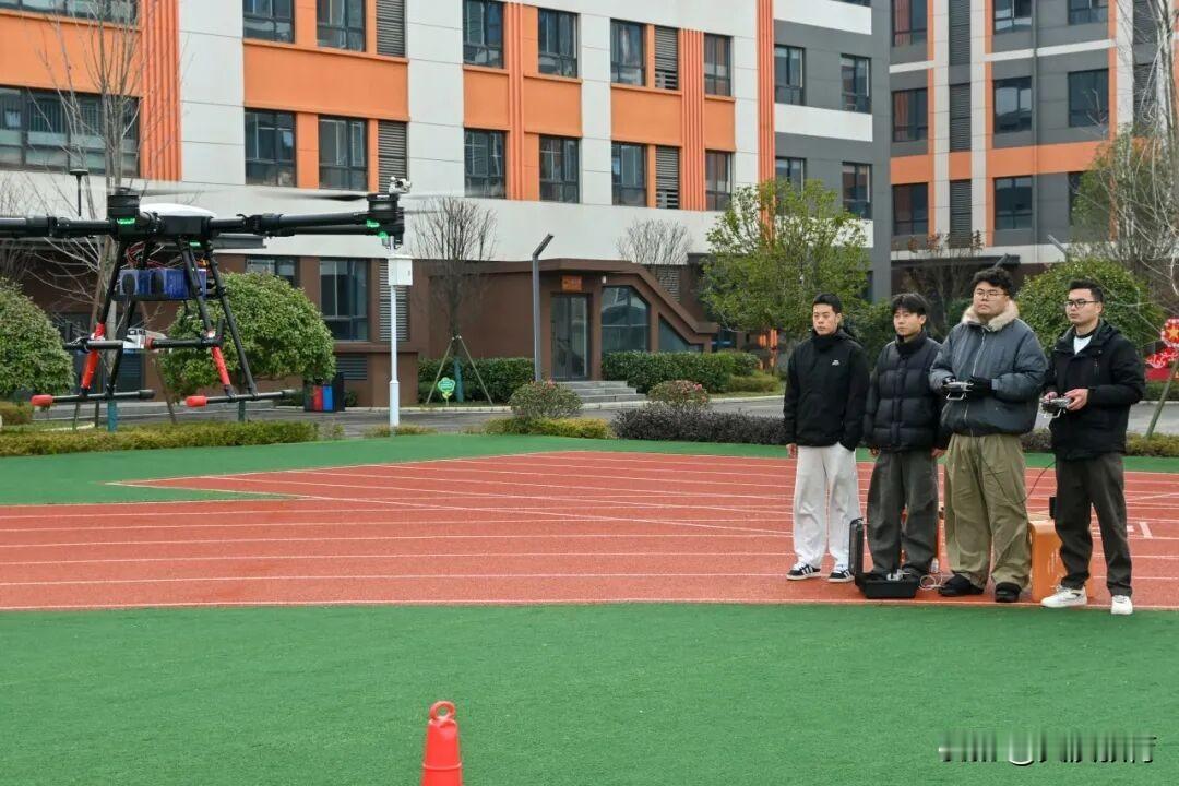 近日，陕西科贸技工学校无人机培训班有序开展，本期培训以退役军人为主要学员群体，理