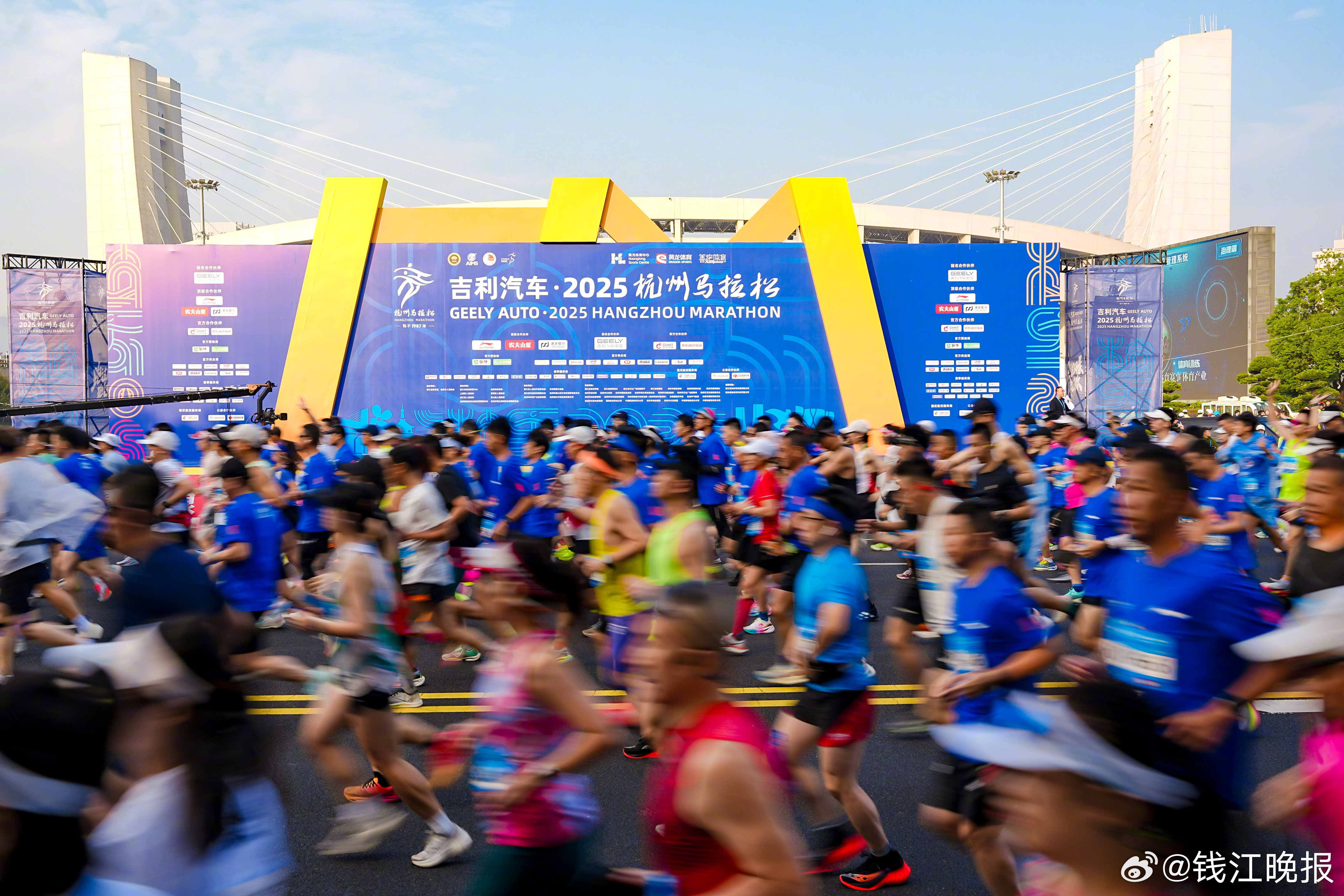 【#金桂飘香下的杭州马拉松有多燃#】11月2日早晨7点，2025杭州马拉松正式鸣