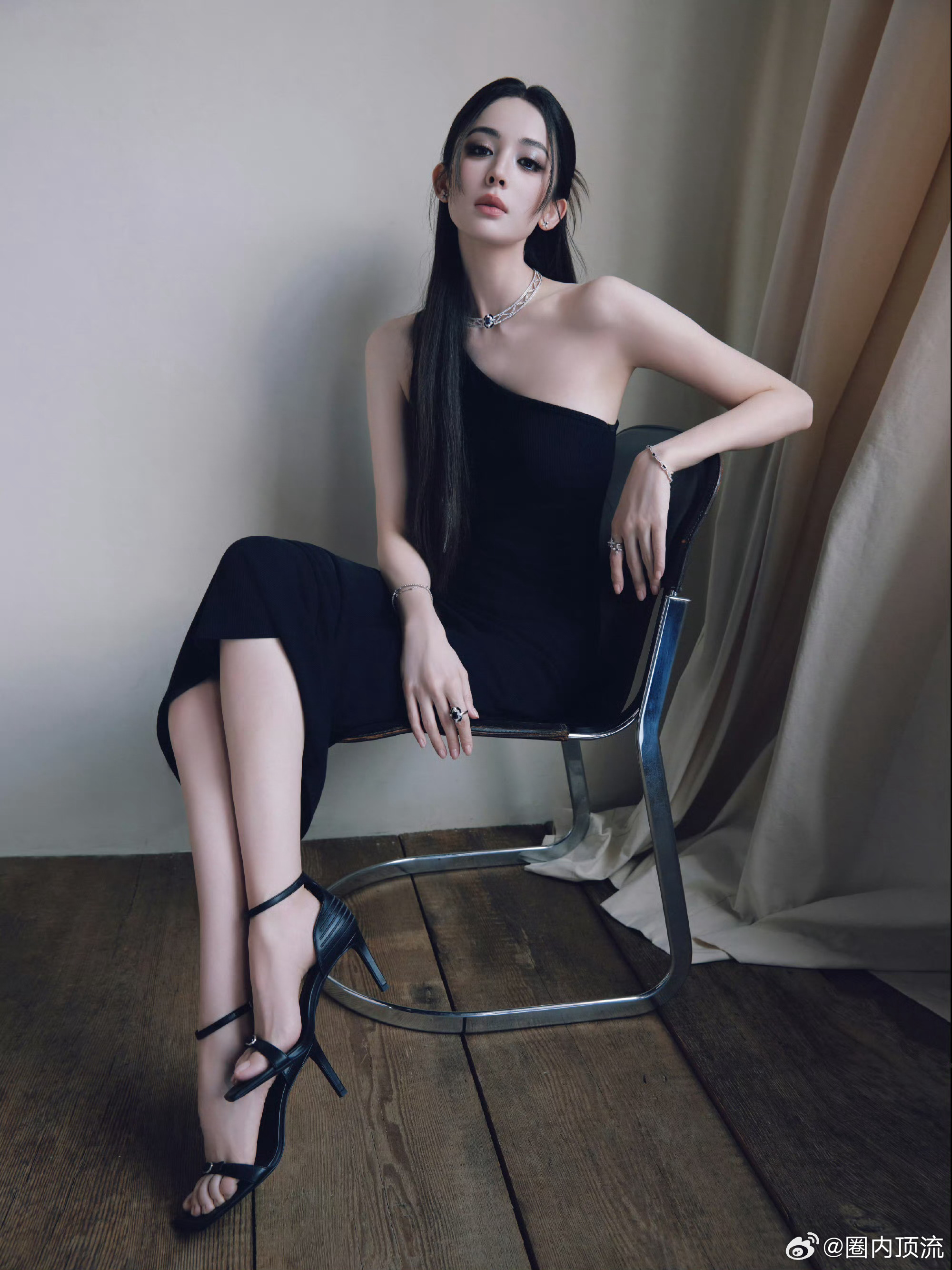 娜扎感受顶级星光吧娜扎酷飒伶俐的女王 娜扎今日线下活动，酷飒伶俐的女王，感受顶级
