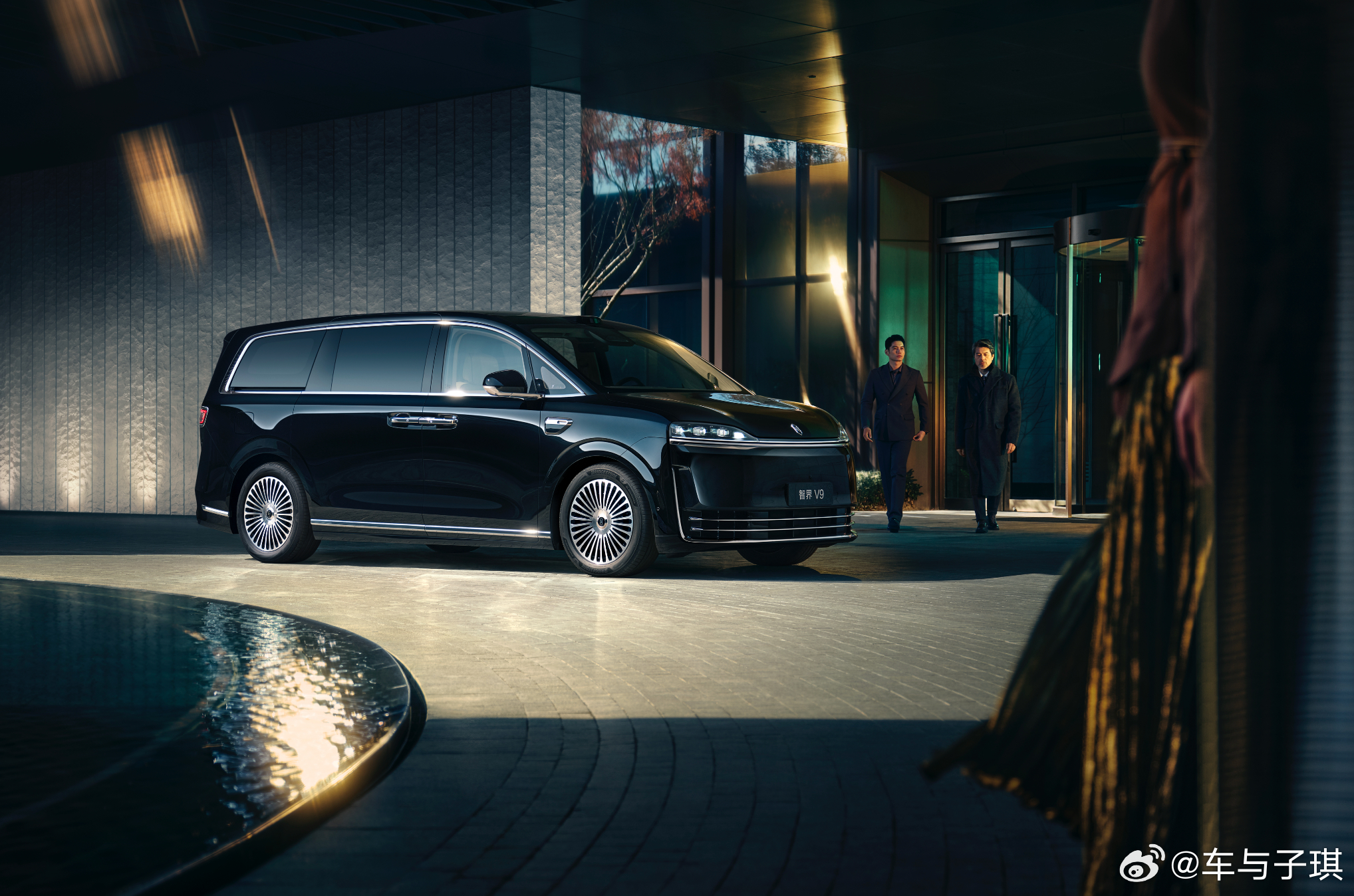 智界V9首发同级最多安全气囊智界V9在第三排防护上从不敷衍，最强车身加持潜艇级热