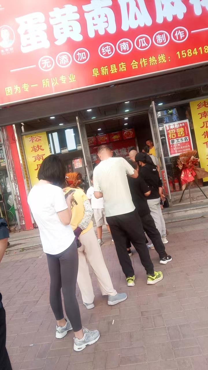 揭秘:店门前排长队！

记得在疫情期间，大家为了做核酸，经常夜半排队、凌晨排队。