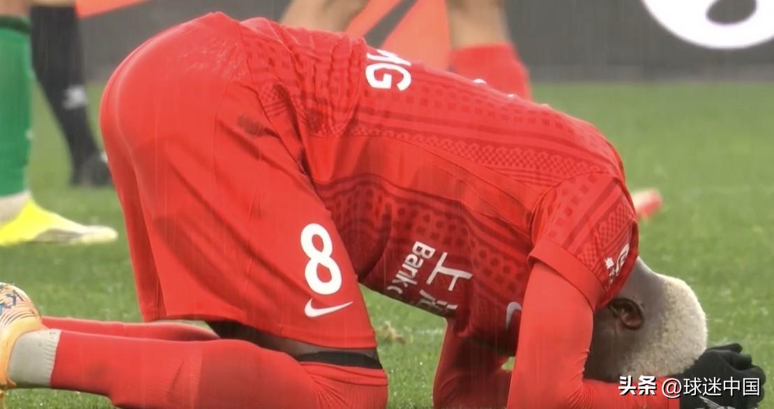 中超三连冠，超级杯三连亚，上海海港缔造足坛荒诞纪录。2024至2026年连续三届