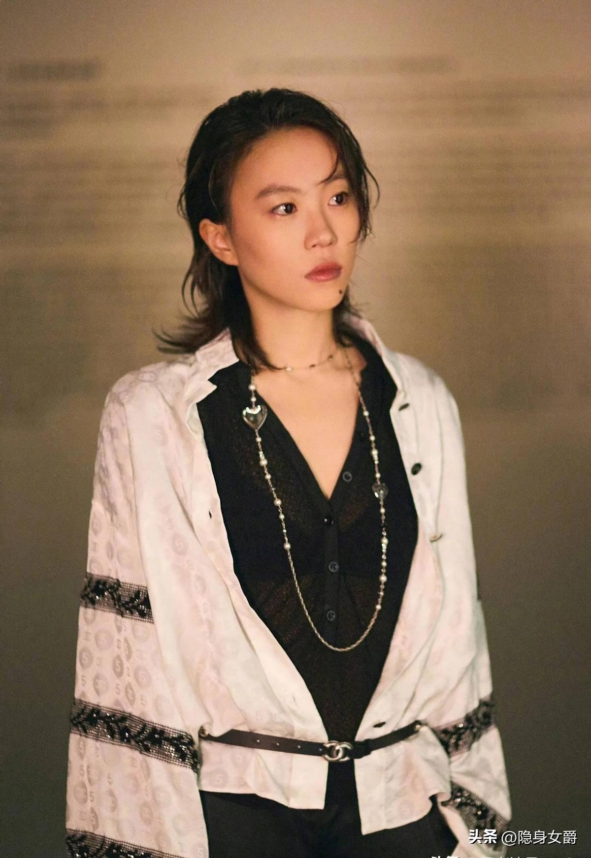 窦靖童怎么还没被淘汰？
她除了音色不错什么也没有。

窦靖童遗传了爸妈通透的声音