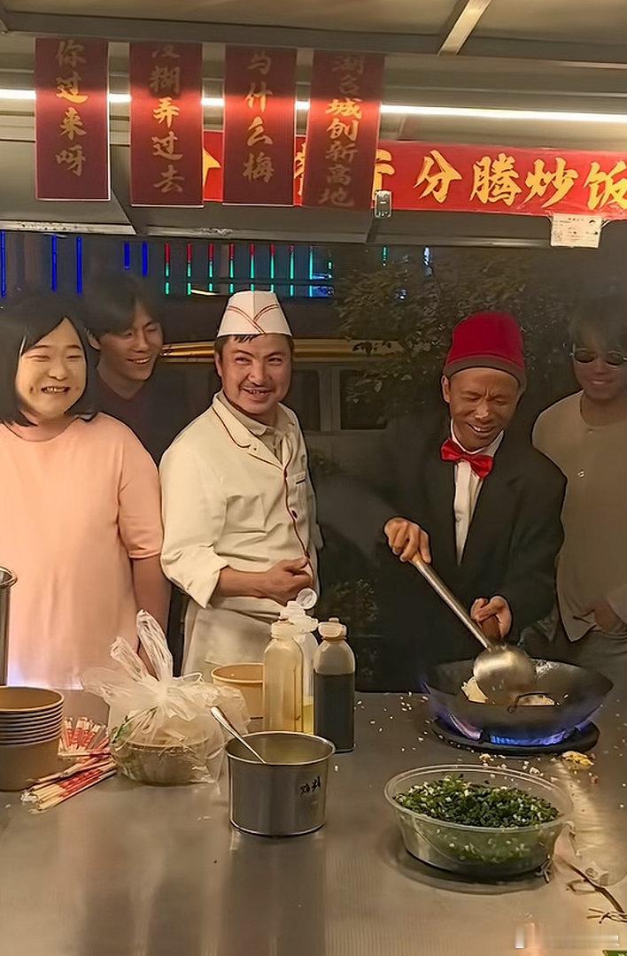 贾玲沈腾宋小宝蒋奇明齐聚路边摊 ​​​