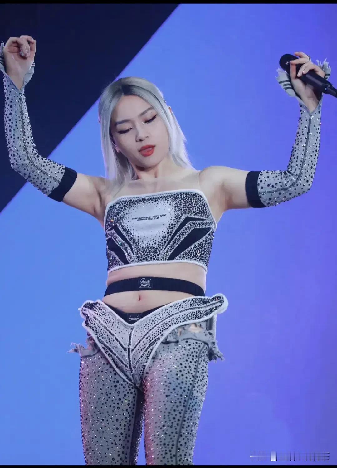 这还是张国立的义女吗？变化太大了，难道真是女大十八变，这些年也没听过她的歌，竟变