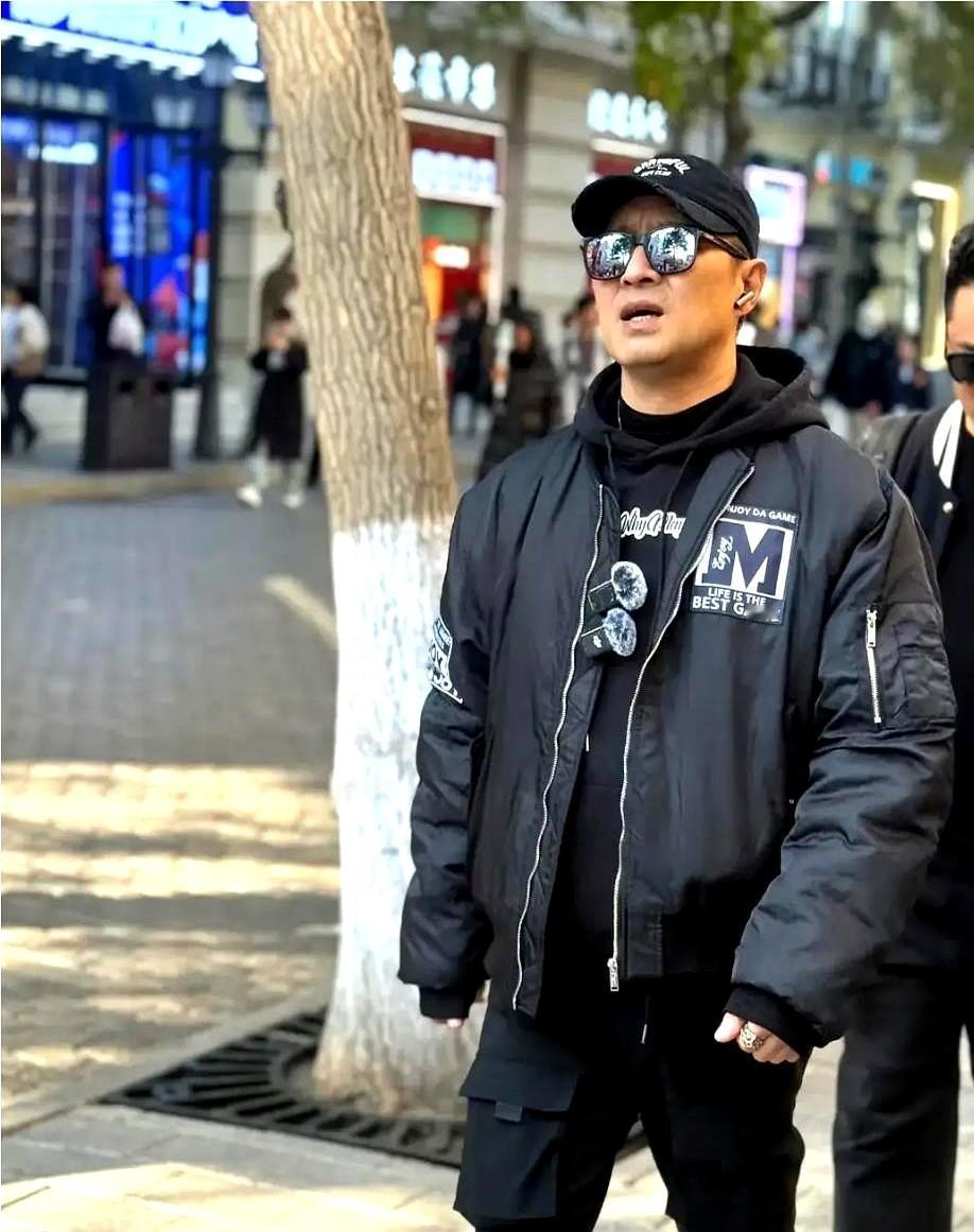 汪峰哈尔滨演唱会的票价打折到299元，可现场的空座位比人还显眼。

这已经不是钱