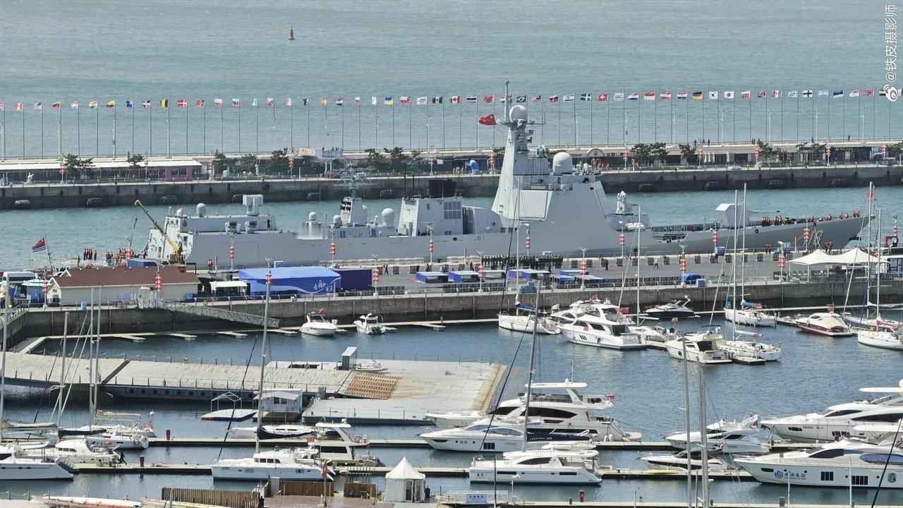 青岛海军开放日052D 型 118 乌鲁木齐舰和 054A 型 055 潍坊舰图