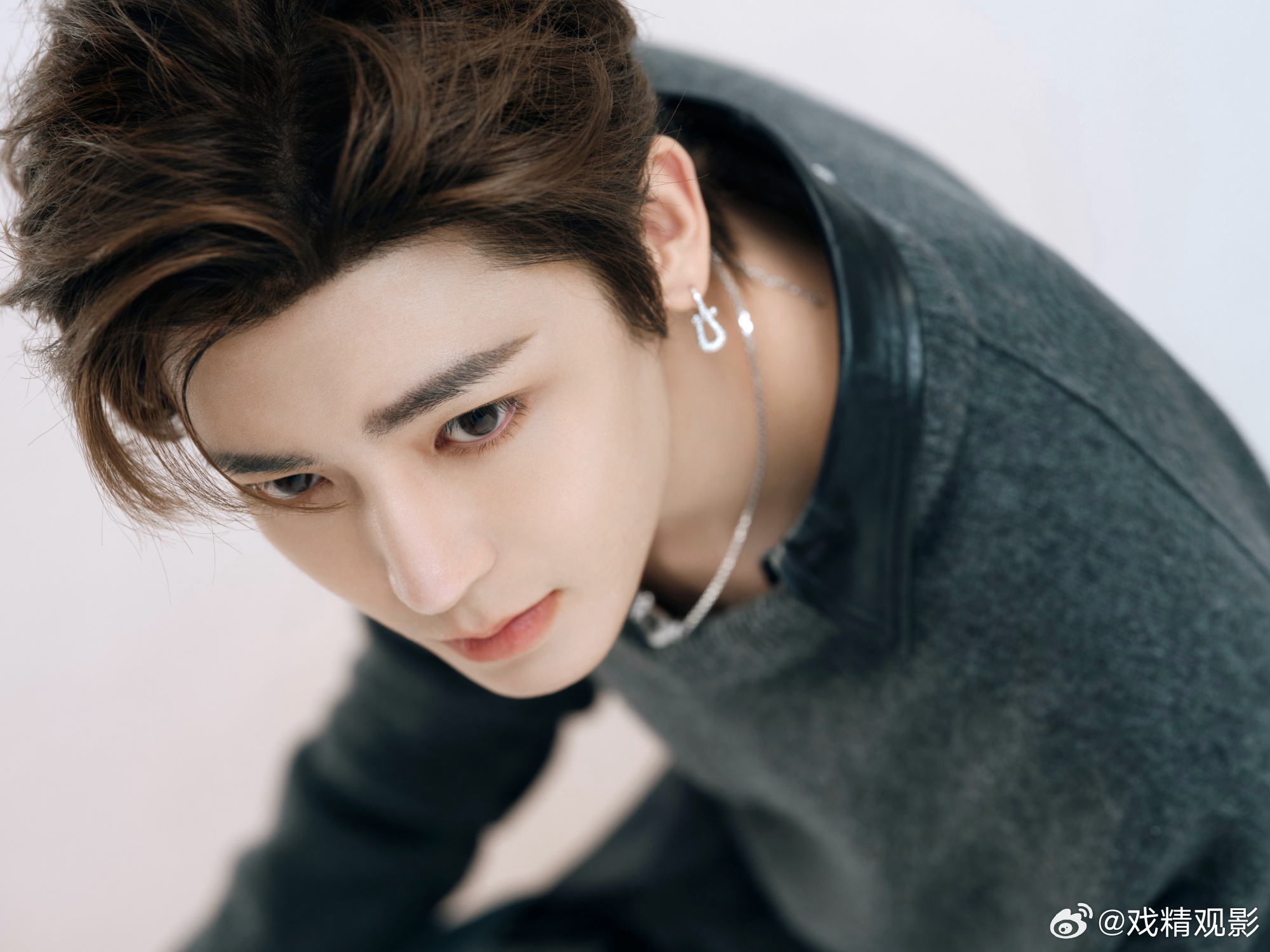 侯明昊 满心期待新作品来袭，帅气模样让人一眼心动，期待解锁更多亮眼角色与惊喜！ 