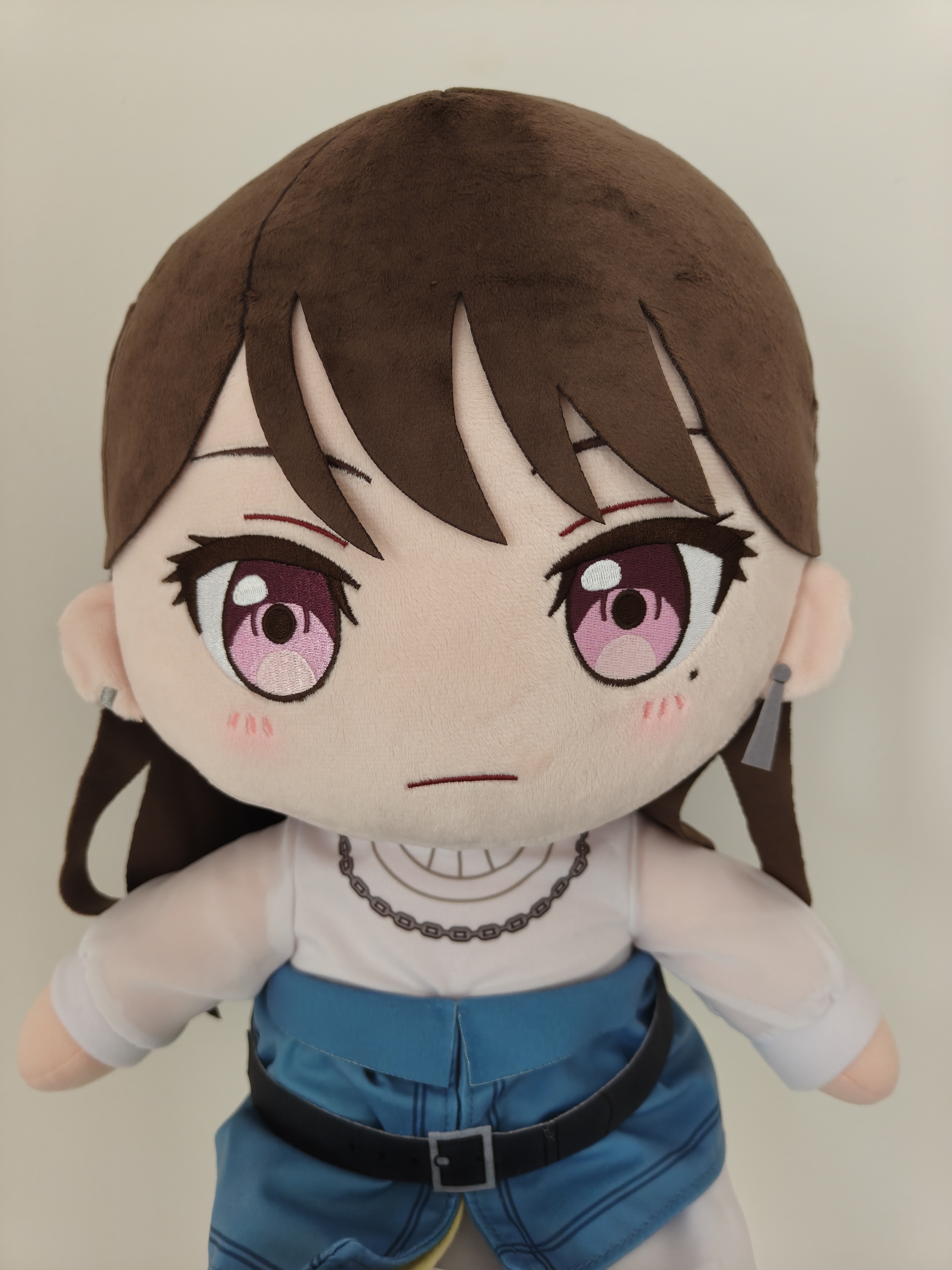 实物并没有像G社展示图那样凶巴巴的只是一副不高兴的大眼睛形态但是棉花很硬而且疑似