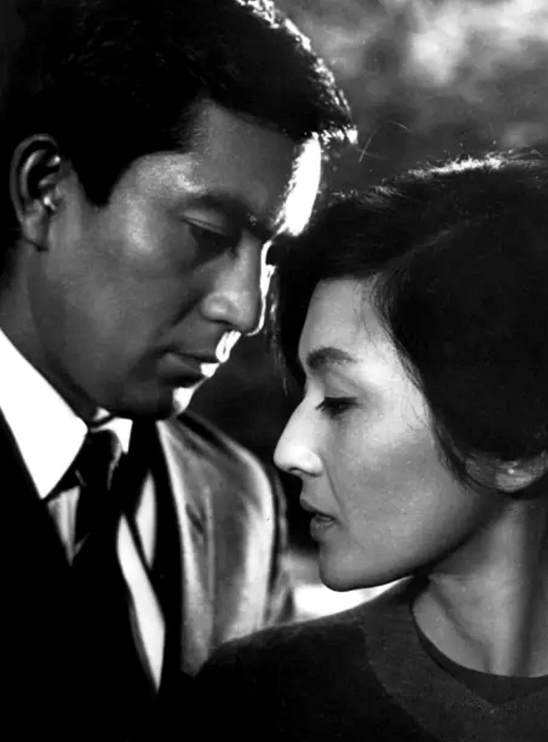 日本电影大师成濑巳喜男1967年导演的《乱云》中饰演史太郎的加山雄三与司叶子饰演
