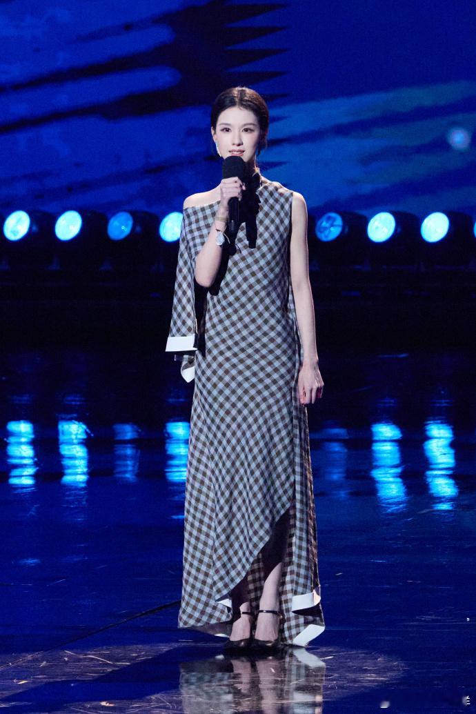 陈都灵山河回响里的大国小美好谁被陈都灵的清润嗓音治愈了！娓娓道来岁月温柔与家国美