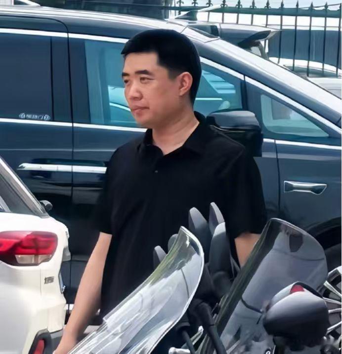 【李想被偶遇上街买菜】网友偶遇李想提塑料袋买菜7月31日消息，有网友街头偶遇理想