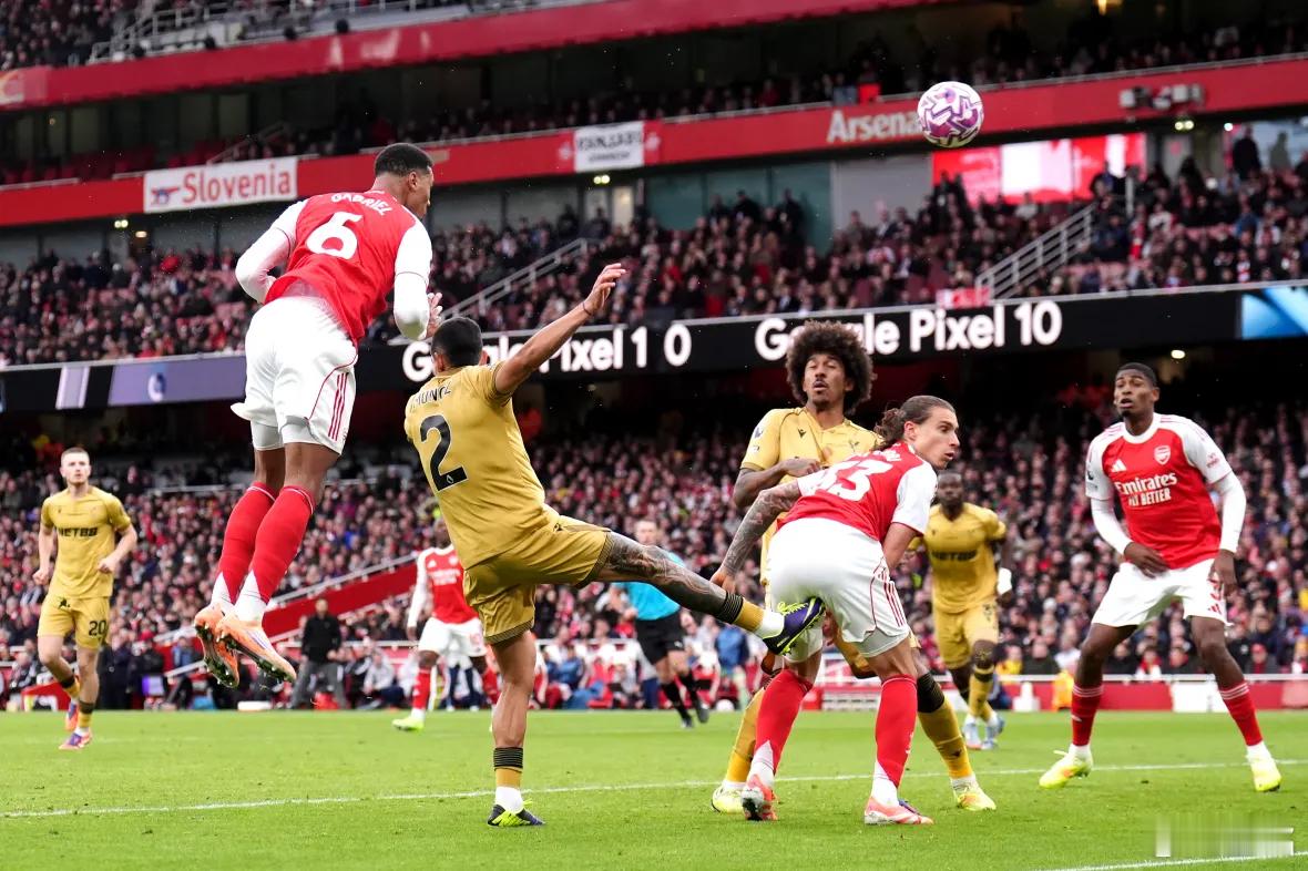 阿森纳1比0水晶宫 连续两场1-0，阿森纳在积分榜领先第二名伯恩茅斯4分了，领先