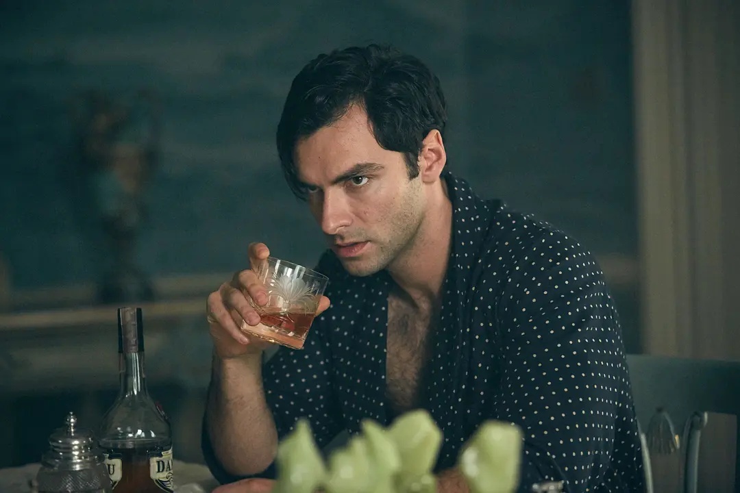 2015年，菲利普·隆巴德在克雷格．比贝洛斯《无人生还》中饰演一位士兵，他正拿着