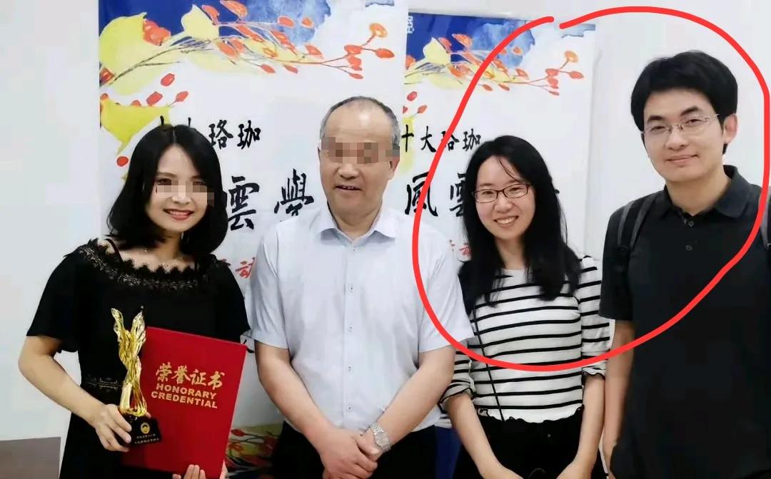 付磊教授和曾梦琪教授的同框合影曝光了。付教授是真显年轻，和小12岁的曾教授站一起