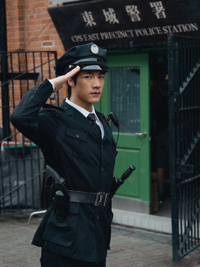 此沙阳sir新人美我get到了此沙警服完全小狗警官 制服的庄重和本人的温柔青涩碰