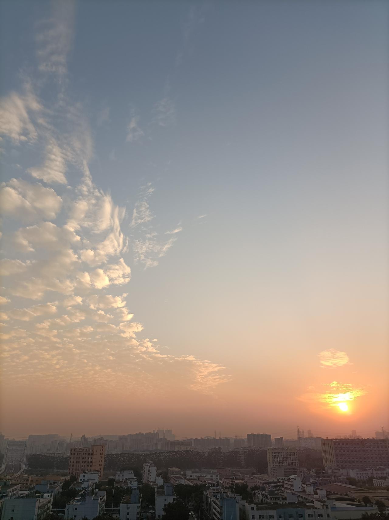 发张你手机里最美的夕阳照可以吗前几天在自己家阳台上拍到落日夕阳，金光闪闪，太美了
