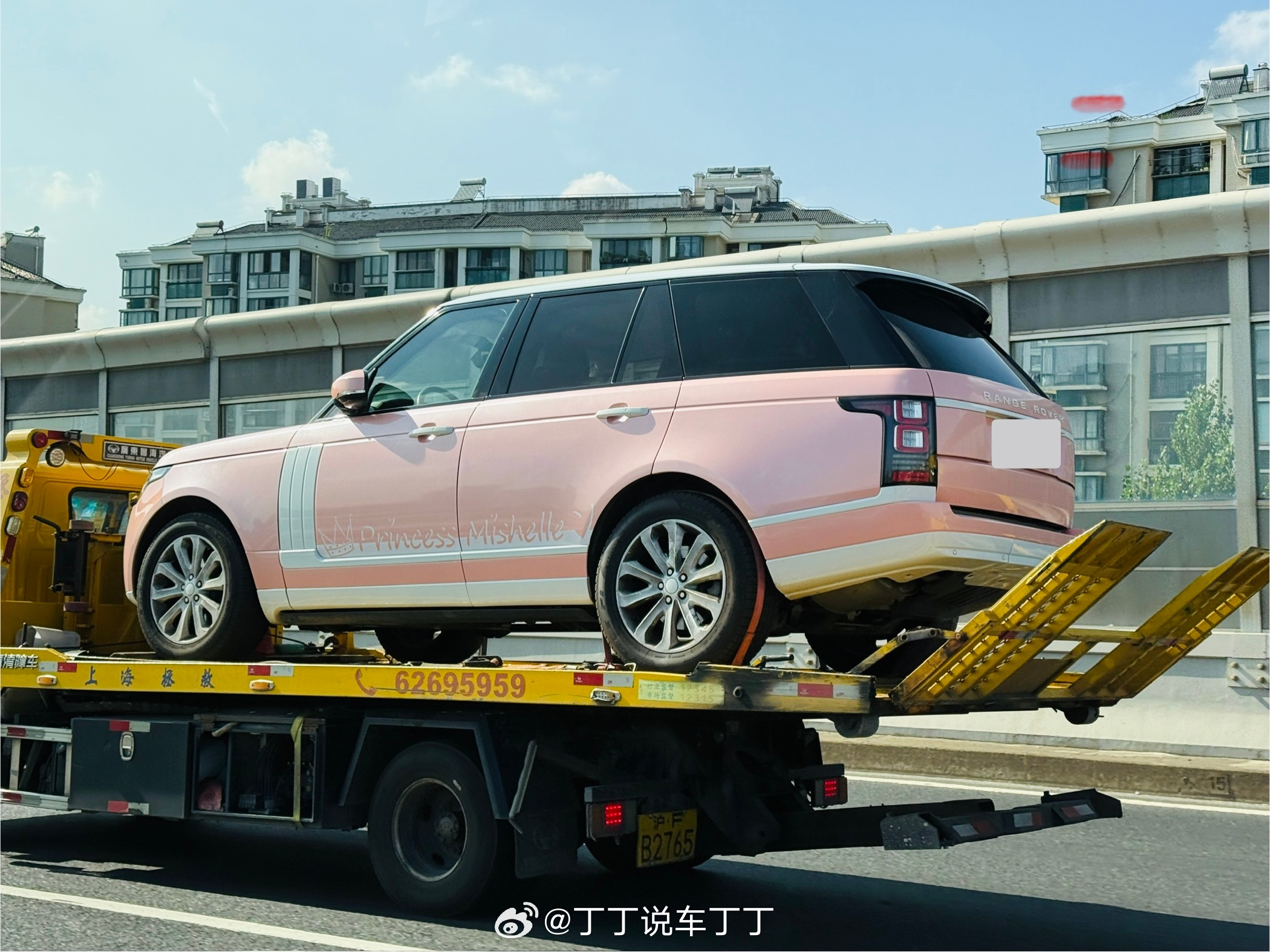 难得见到一辆这么大车，粉色配色，还挺好看的 ​​​
