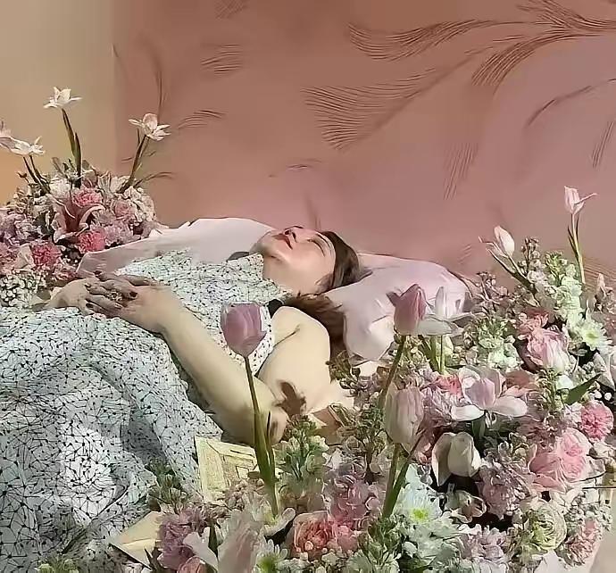 杨天真的告别仪式来了四十多位亲友。两个多小时的流程里，有正式的告别仪式、追悼致辞