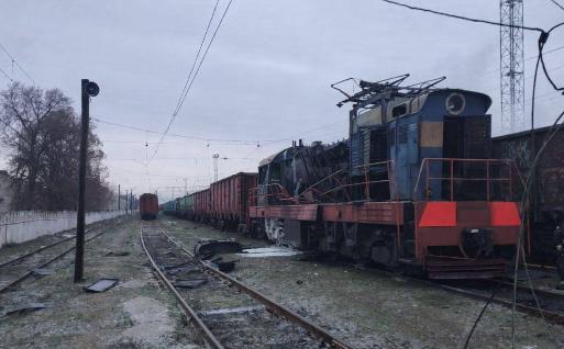 俄军导弹式无人机精准打击乌克兰军用列车，俄军却极大低估了苏联列车的坚固程度，40