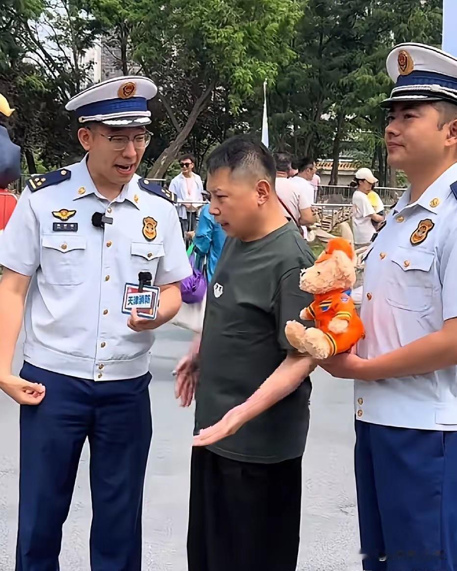 何云伟让消防员"骂"了？一句"你得滚"笑翻全场

5月16号，何云伟在街头偶遇天