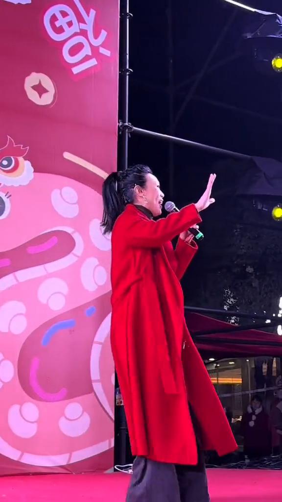 好听的把掌声拿出来。