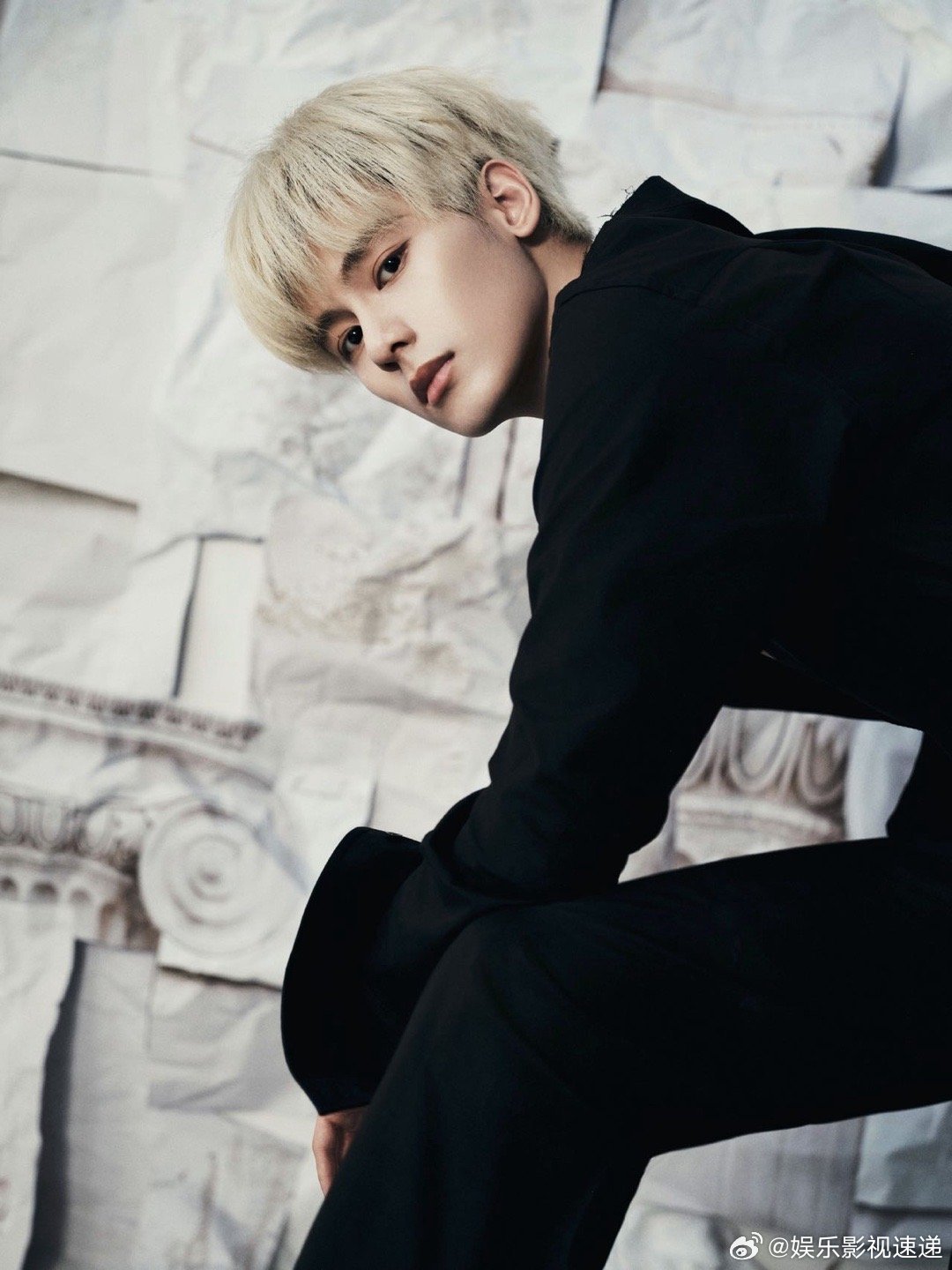 胡先煦金发深V金发深V造型直接封神，又酷又撩，风格突破超亮眼，这颜值和气场真的太