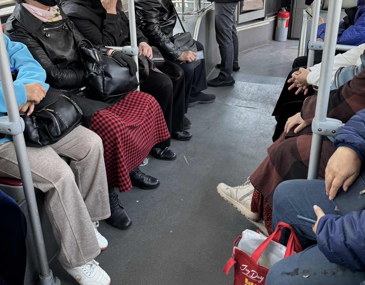 我的圈子很小，大多时候是在家窝着。
偶尔出门去超市，想听说话的就是在公交车上。