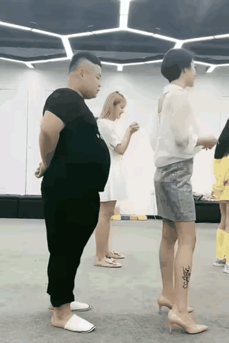 笑不活了:一男子正在排队，突然闻到空气中有一股味道，于是就身体前倾靠近前面的小姐