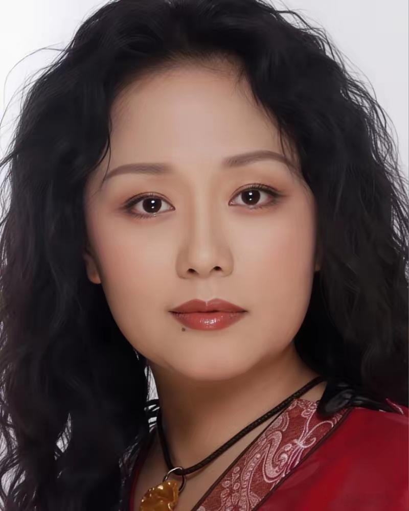 69岁，国家一级演员，被叫“第一寡妇”。 演了一辈子别人的悲欢。如今69岁，独居